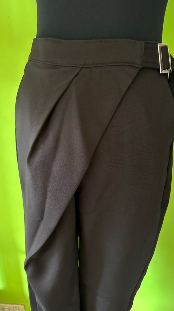 PLAINS AND PRINTS Draped Slacks (Category: Other Bottoms) located in Quezon City. Submitted by ccsonceloveditems (Listing ID 1253971971, Image 2). Description: PLAINS AND PRINTS Slacks Black Draping detail Button and clasp closure Side buckle Metal P&P logo at the back MOP: Gcash BPI.