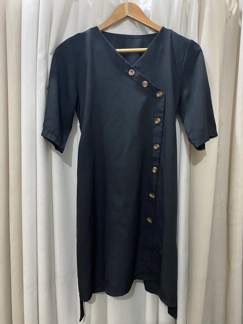 Preloved Black Semi-Formal Dress (Category: Dresses) located in Pasig City. Submitted by thriftbenefit (Listing ID 1254022458, Image 1). Description: Used twice only .