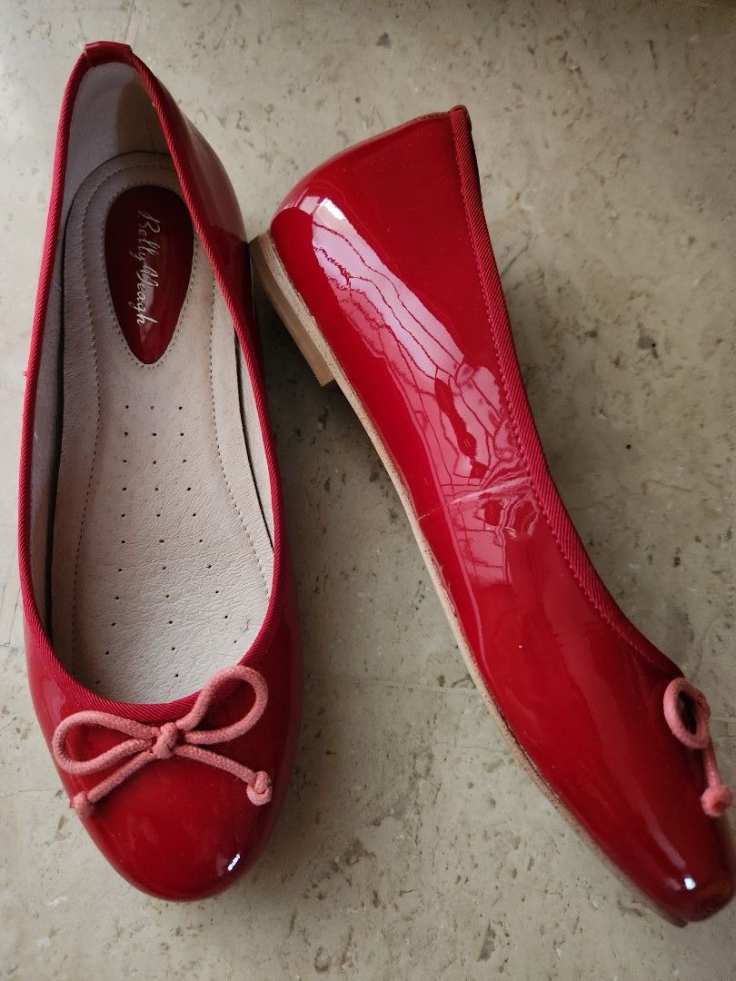 Shiny red flats sales