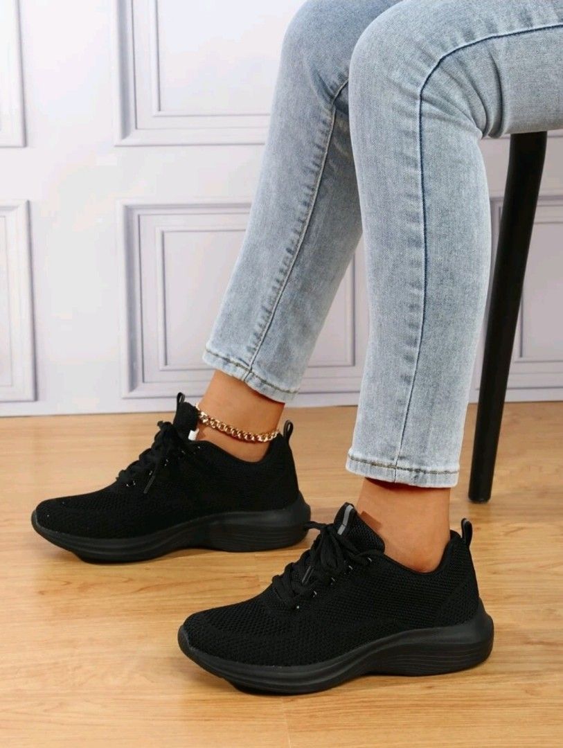 Full black sales sports shoes