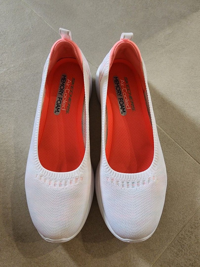 Skechers top white flats