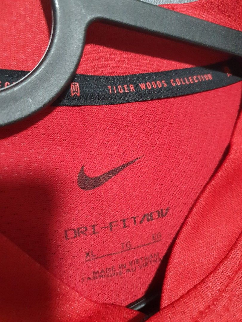 Nike collarless golf 2025 shirts tiger woods