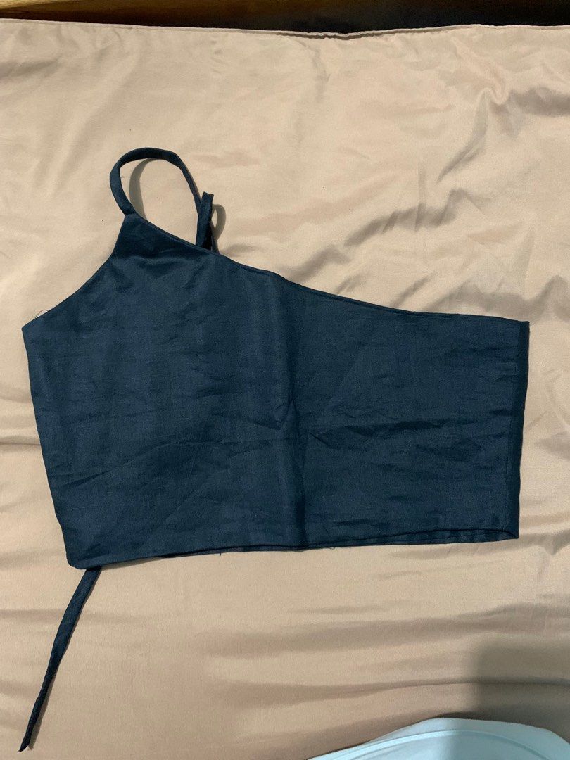 Undo Studio Louise Top (S) (Category: Sleeveless) located in Quezon City. Submitted by nmdeclutters (Listing ID 1254010176, Image 2). Description: Undo Studio Louise one shoulder Top in small Brand new, never worn Linen fabric Adjustable straps No longer sold in Undo website RFS: Decluttering, forgot I even had this! Shipping c/o buyer.