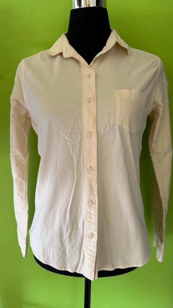UNIQLO Linen Long Sleeves (Category: Longsleeves) located in Quezon City. Submitted by ccsonceloveditems (Listing ID 1253973737, Image 1). Description: UNIQLO Linen Long Sleeves Light yellow color with spare buttons MOP: Gcash BPI.