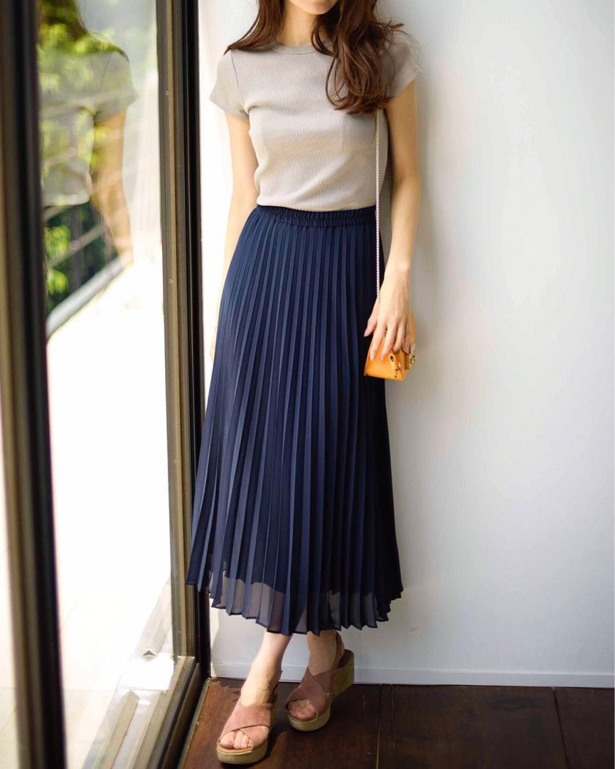 Uniqlo navy shop pleated skirt