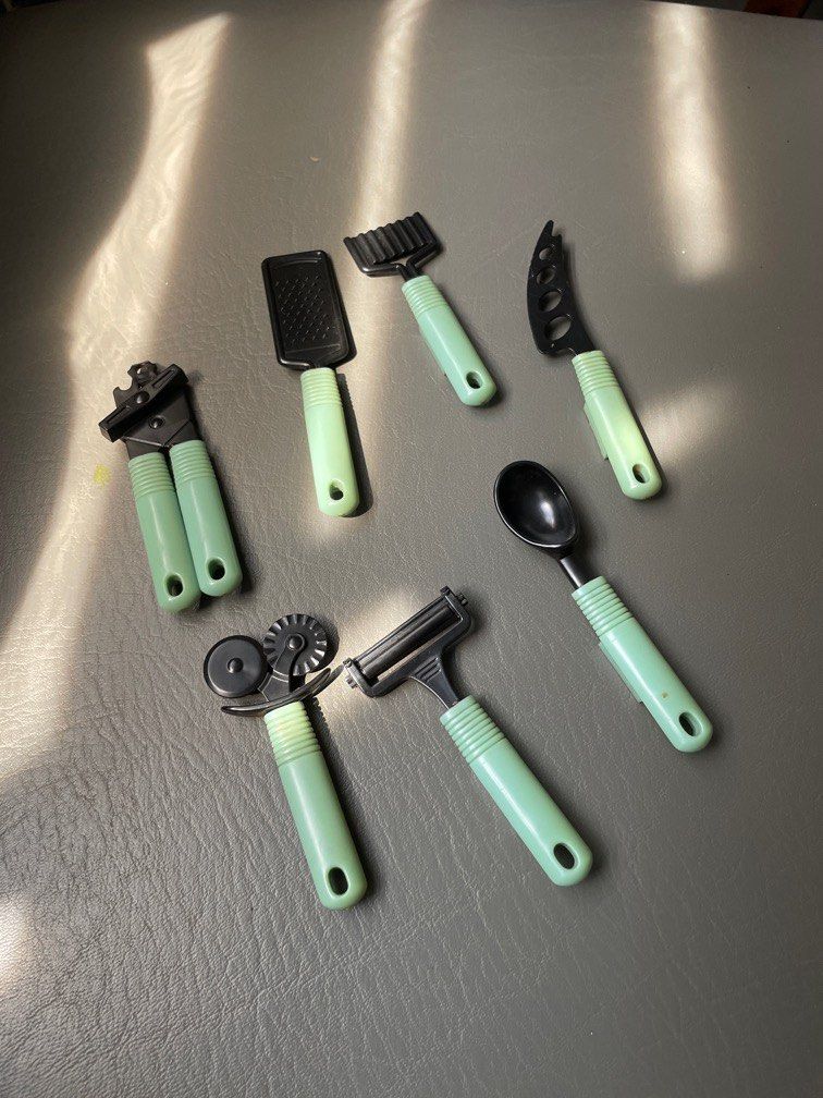 Vintage Kitchen tools ref magnet take all (Category: Cookware & Accessories) located in Marikina City. Submitted by myprelovedcollectibles (Listing ID 1253934008, Image 1). Description: Flaw: missing one magnet Aged.