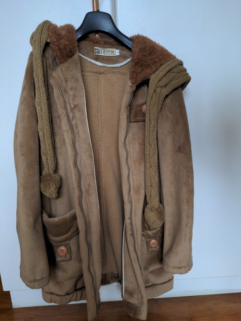 Winter Jacket (Category: Coats, Jackets and Outerwear) located in Singapore. Submitted by gemwen (Listing ID 1253934210, Image 1). Description: got this as a gift but size is big for me. suitable for subzero to 15c. comes with a hood.