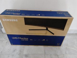 32” Samsung ViewFinity UR59 4K UHD Curved Monitor