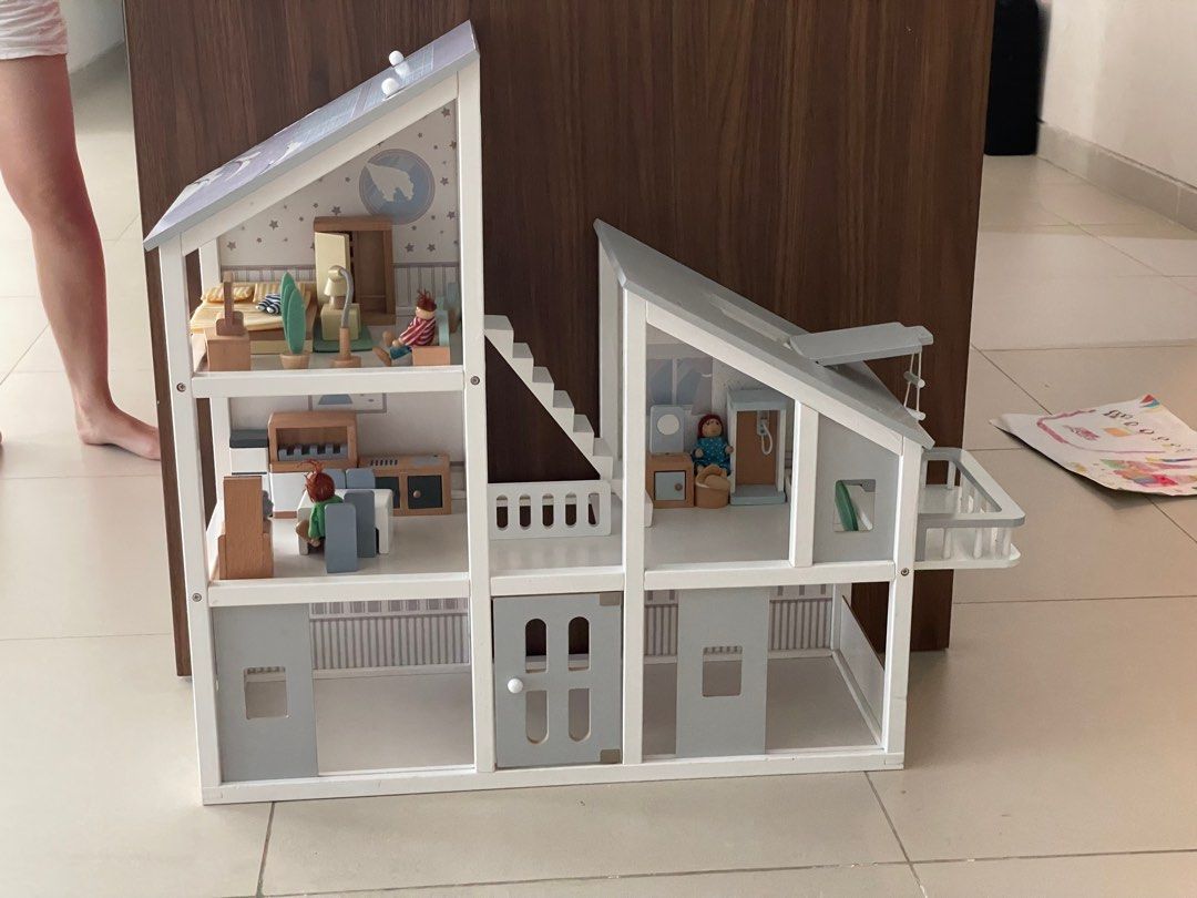 Minimalist dollhouse top