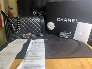 WHAT FITS INSIDE THE CHANEL 22 BAG IN WHITE - SMALL! UNBOXING / MODSHOTS /  WHAT FITS?! 
