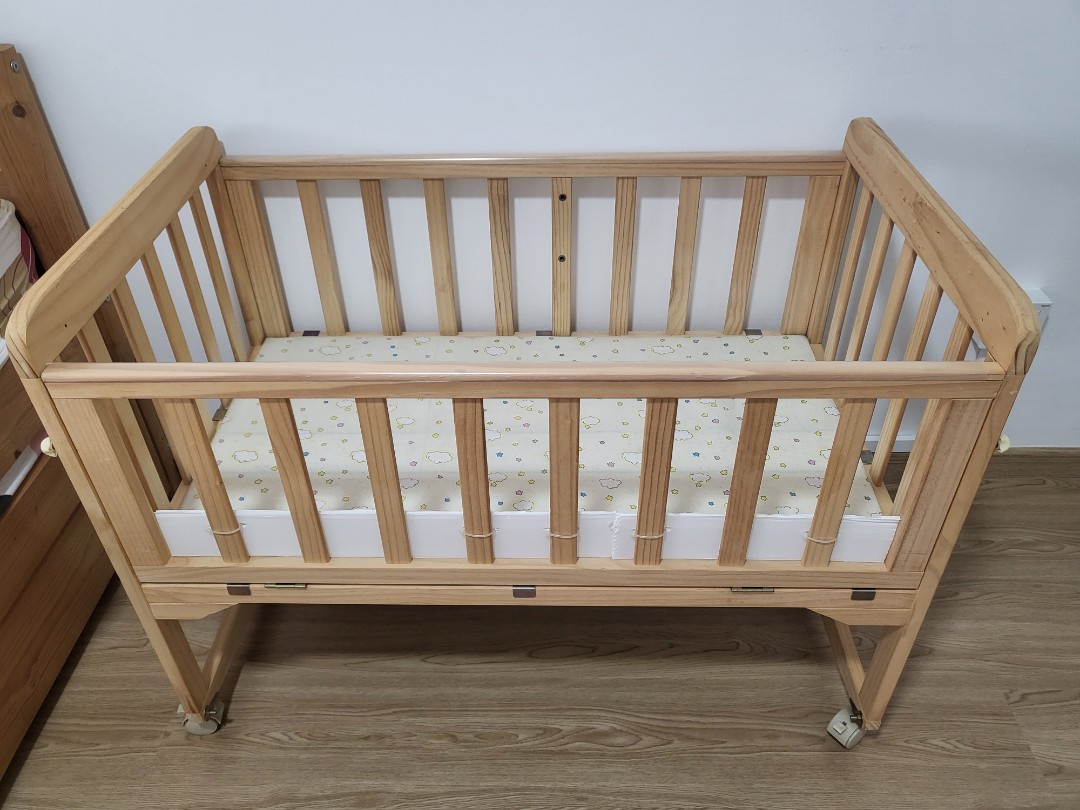 Mamas and papas hot sale crystal gliding crib