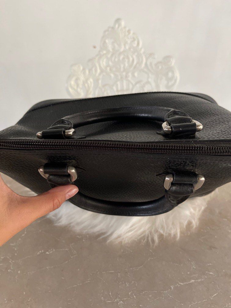 Dooney & Bourke - Vintage Bag (Category: Luxury Bags & Wallets) located in Batangas. Submitted by caryllpascua (Listing ID 1254082721, Image 3). Description: Note: These are PERSONAL PRELOVED items. 📍BUY AT YOUR OWN RISK. 📍Kindly have self authentication for branded items. 📍Prices are exclusive of the shipping fee. 📍Delivery via Lalamove or LBC is available too. 📍Gcash / Bank Transfer available - Payment 1st policy. 📍ShopE3 checkout link av