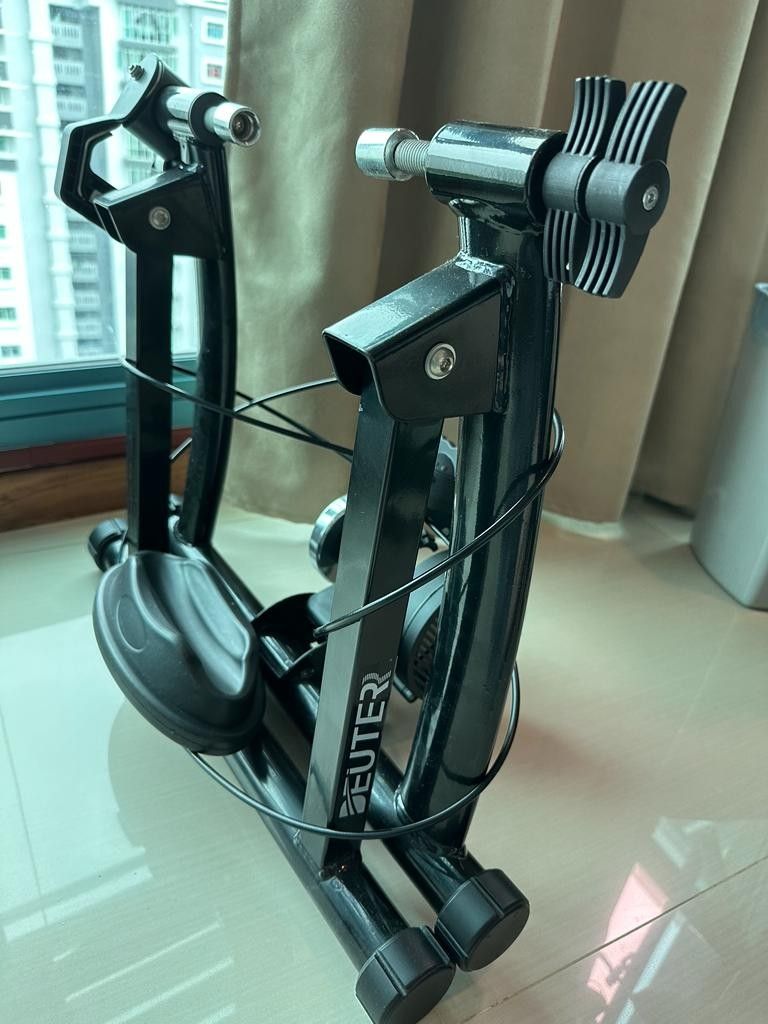 Vertical cycle store trainer