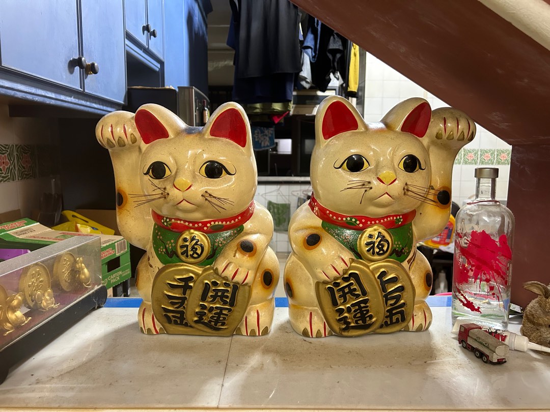 Chinese cat deals piggy bank