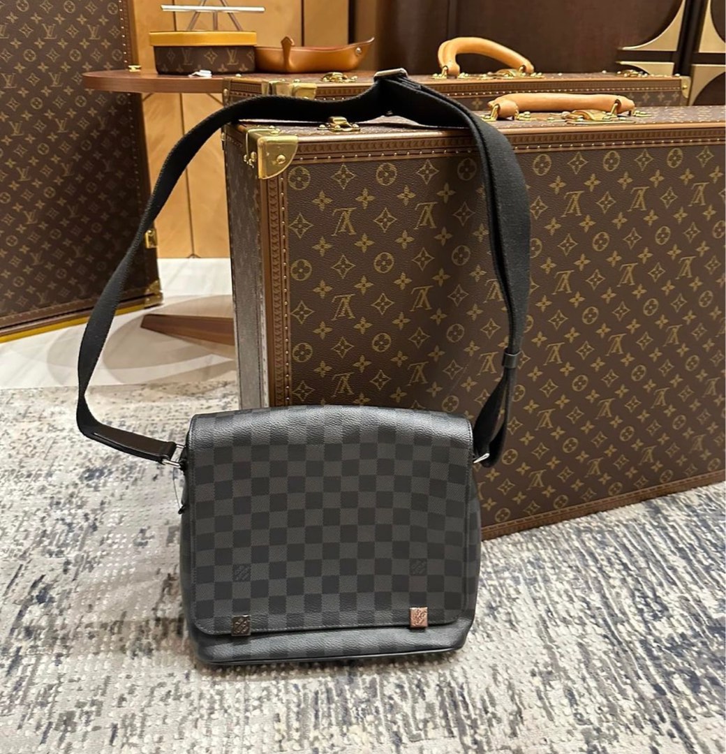 NEW Pochette Metis Reverse Monogram LV Louis Vuitton M44876, Luxury, Bags &  Wallets on Carousell