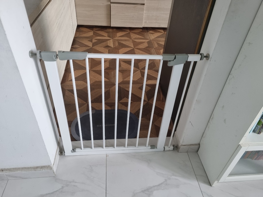 Floor to store ceiling pet gate