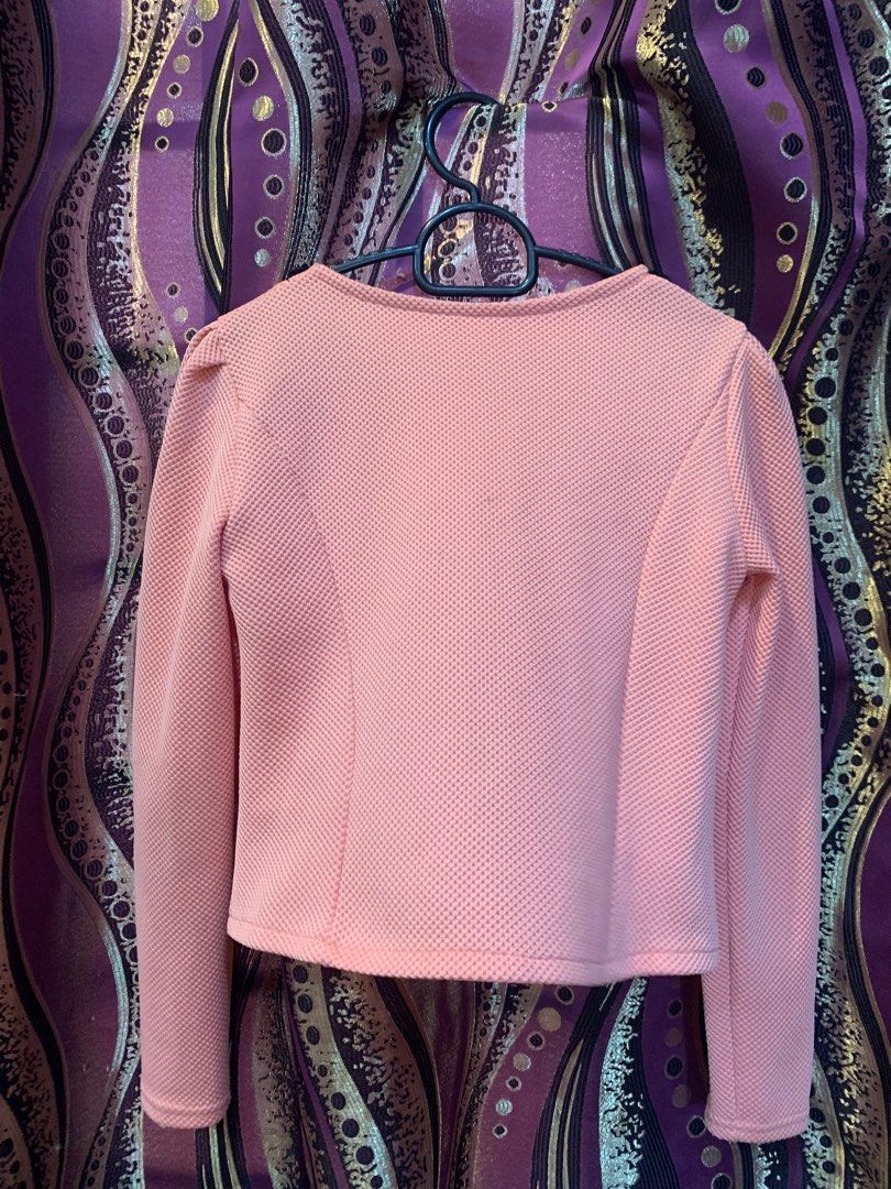 Jacket (Category: Other Tops) located in Cherang Ruku. Submitted by preloved_atik (Listing ID 1254127541, Image 3). Description: Shoulder : 33cm Length : 45 cm Fits XS and S size. The color was in salmon pink..