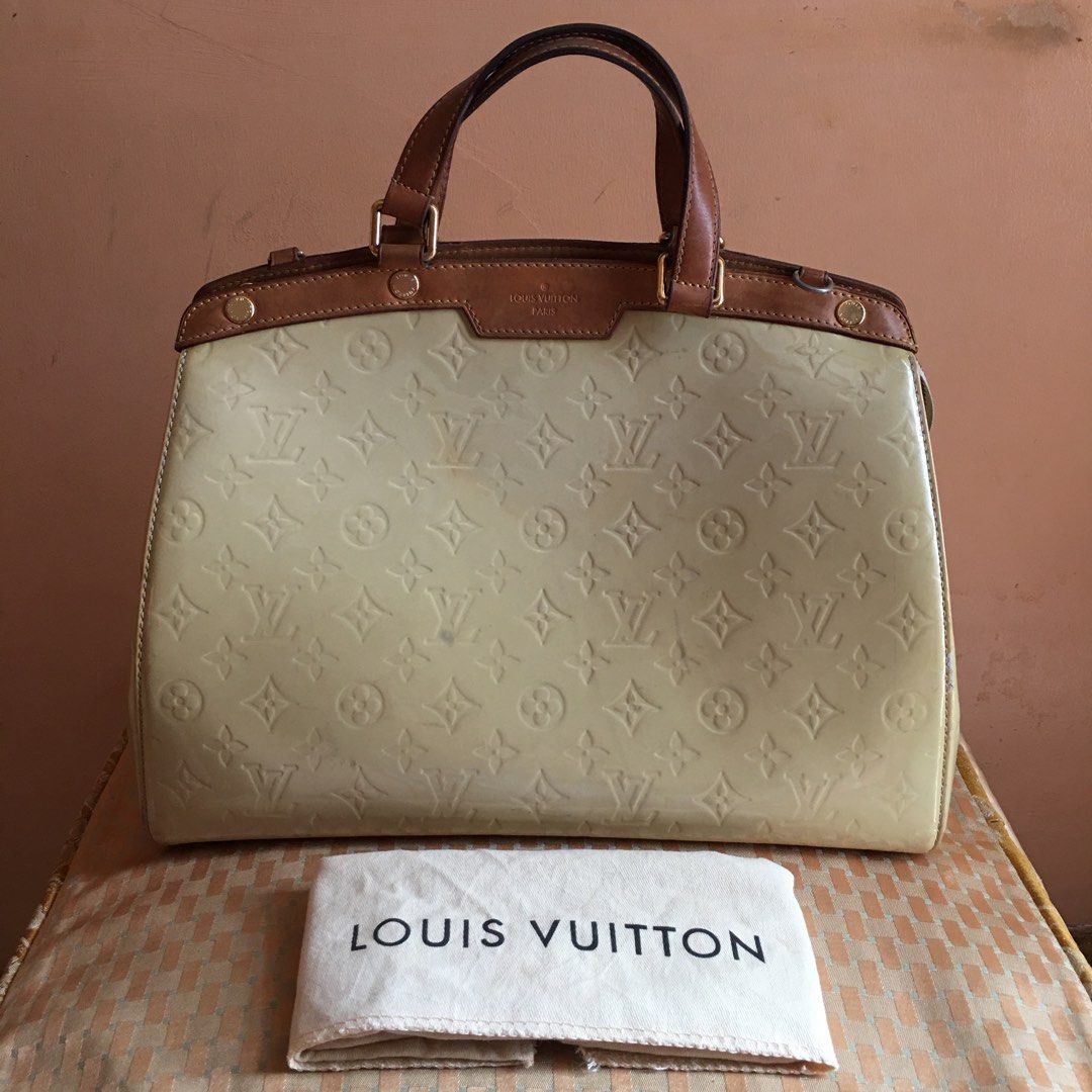 Louis Vuitton Vernis Brea MM, Luxury, Bags & Wallets on Carousell