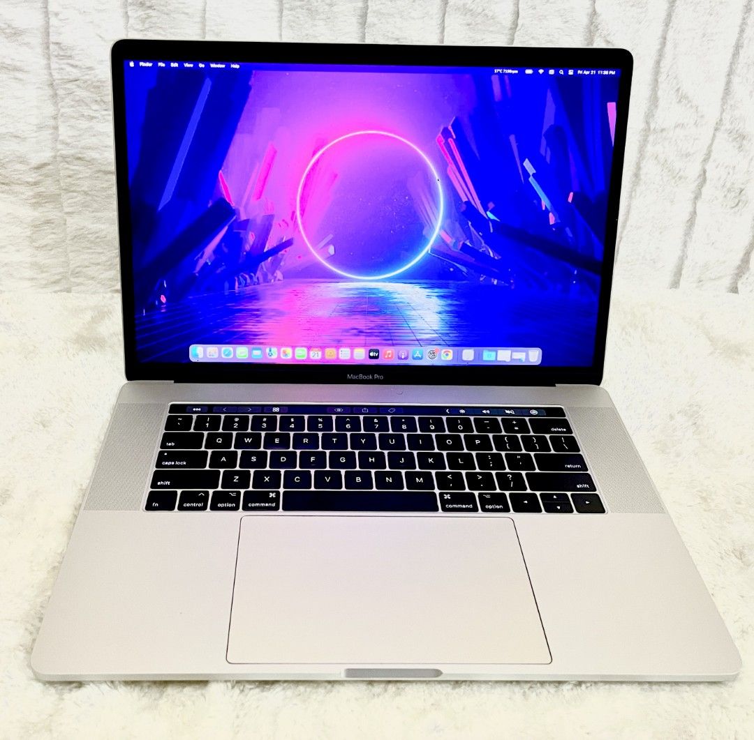 MacBook Pro 2017(15インチ,16GB RAM,512GB SSD,2.9GHz,Intel Core i7 