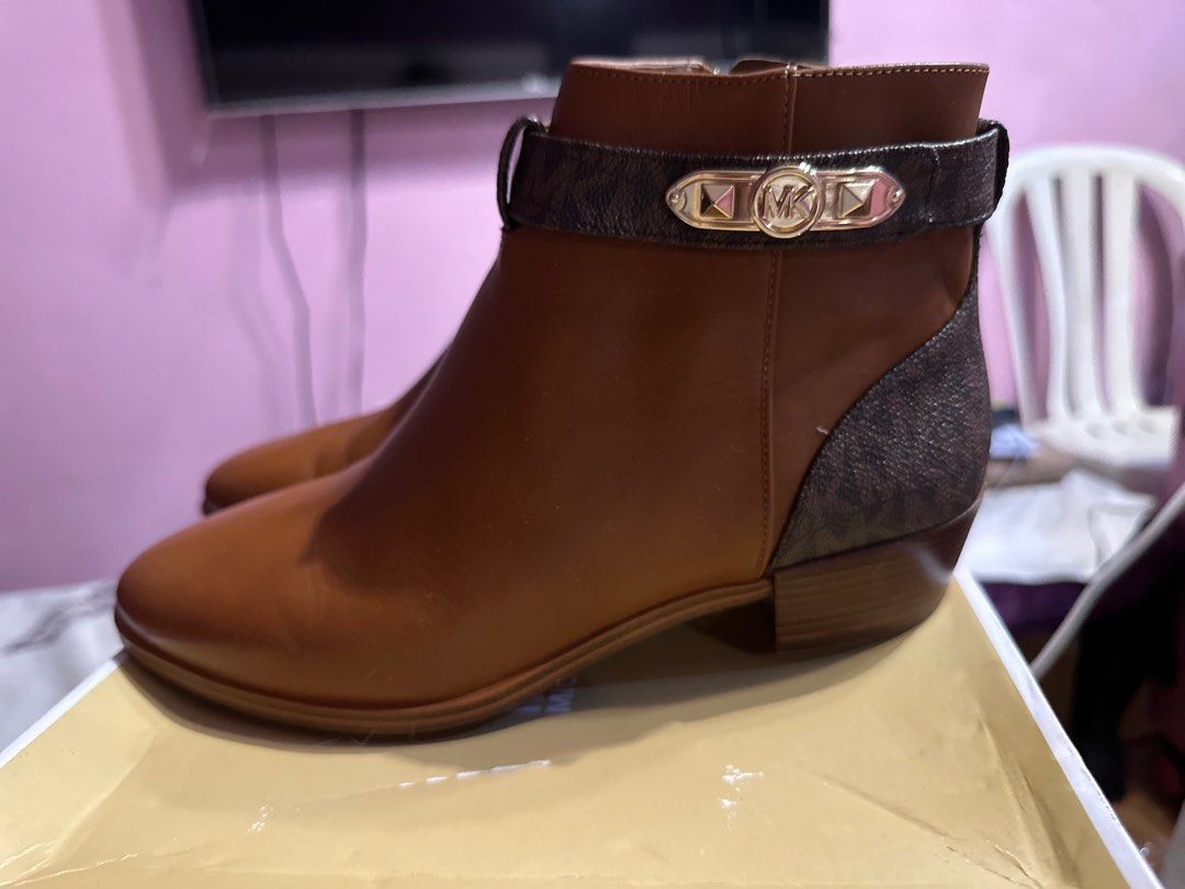 Michael kors MK boots brand new (Category: Boots) located in Marikina City. Submitted by joycexee1988 (Listing ID 1254108360, Image 3). Description: Brand ndew mk shoes best fits size 7 malapad na paa :).