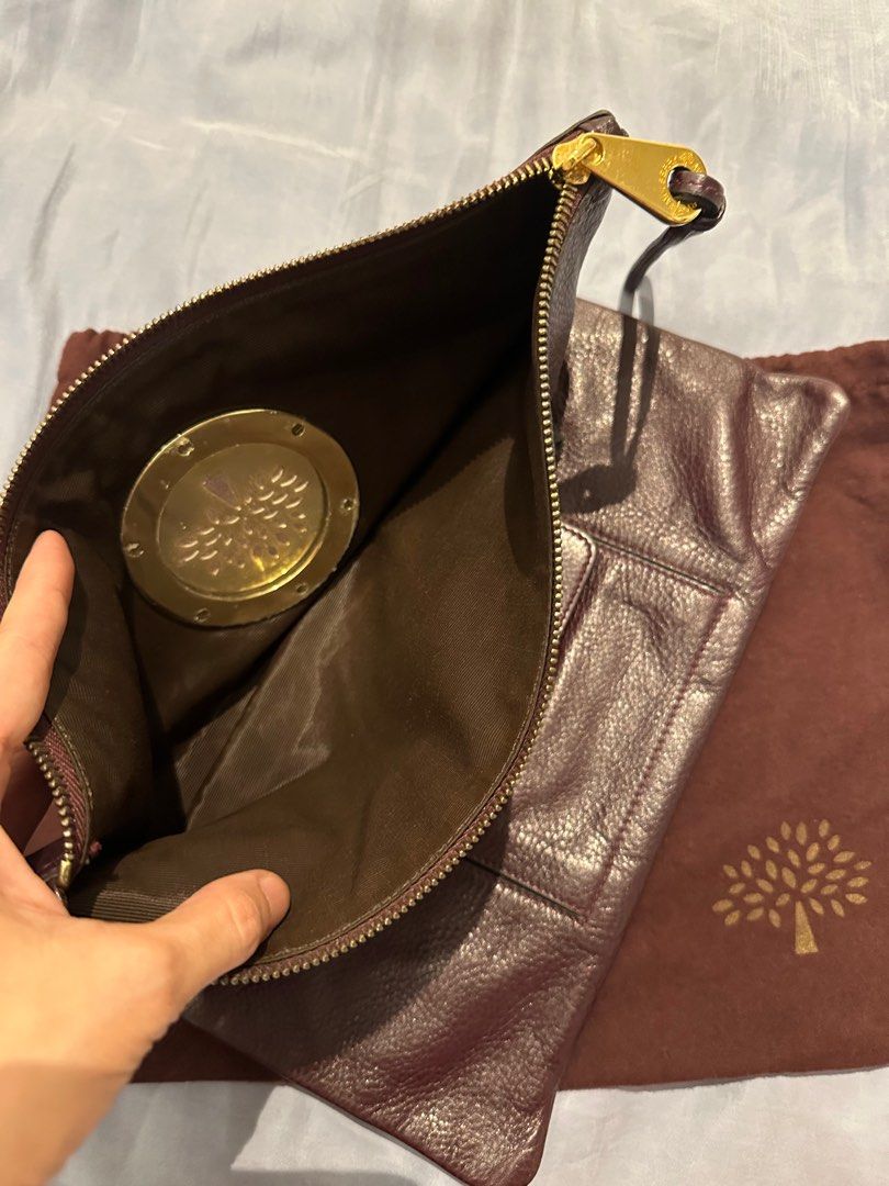 Mulberry - a Mulberry Daria clutch bag in black leather, gold tone