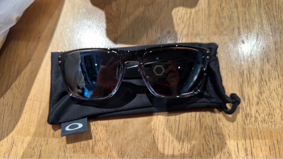oakley holbrook, Community on Carousell