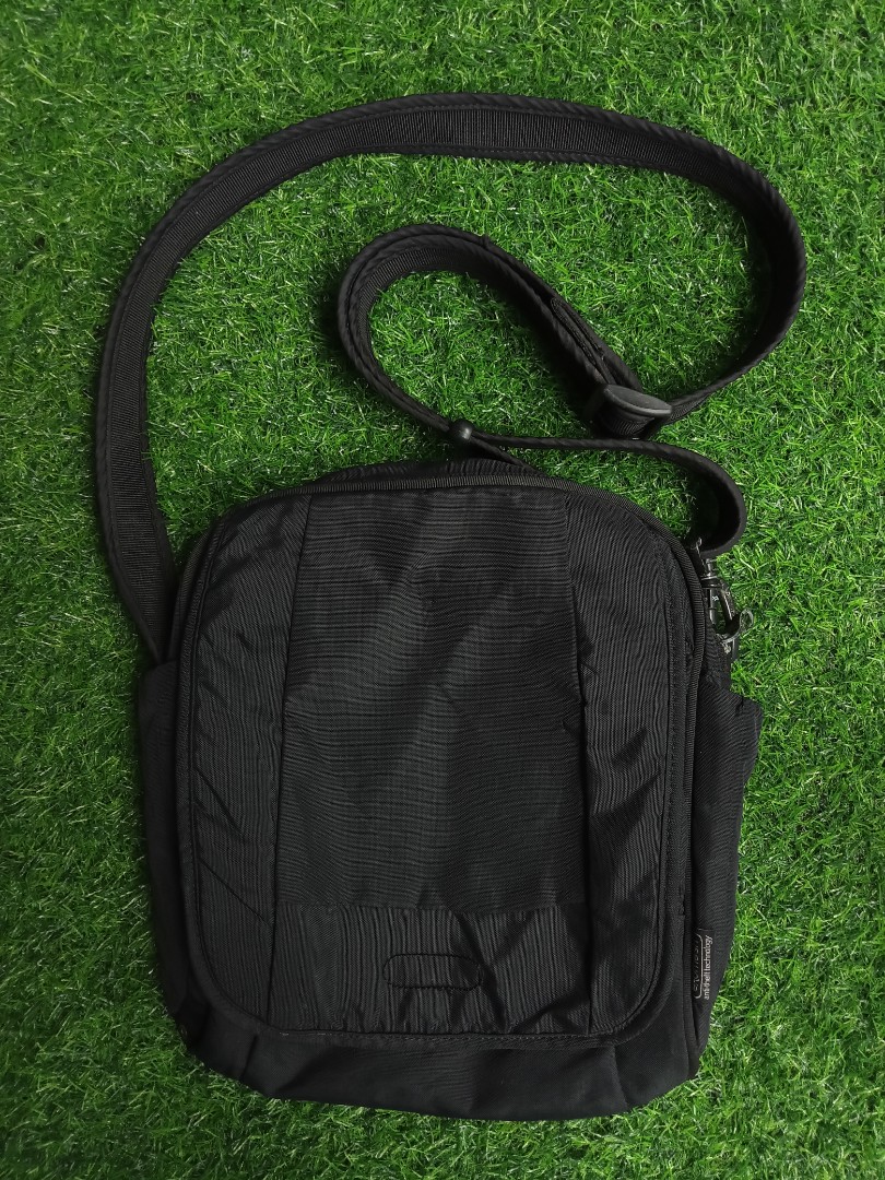 Pacsafe Venturesafe 200 GII, Men's Fashion, Bags, Sling Bags on Carousell