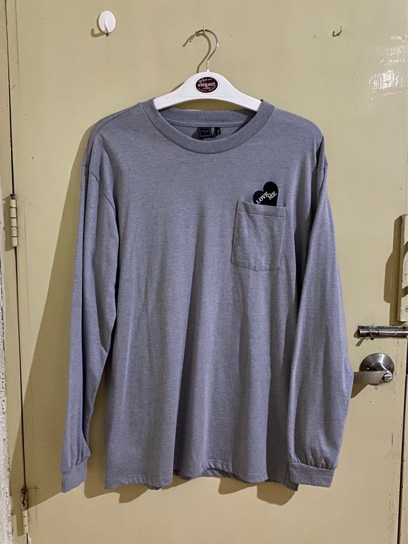 Penshoppe Longsleeve Tshirt (Category: Tshirts & Polo Shirts ) located in Bacoor. Submitted by patrickluwis (Listing ID 1249122164, Image 1). Description: Not a sweater. Relaxed fit. Almost new. Used only once. In very good condition. No issue. Can fit M-XL frame. Payment thru BDO, BPI, Metrobank, Gcash or Shopeepay + shipping fee for delivery thru J&T or LBC.