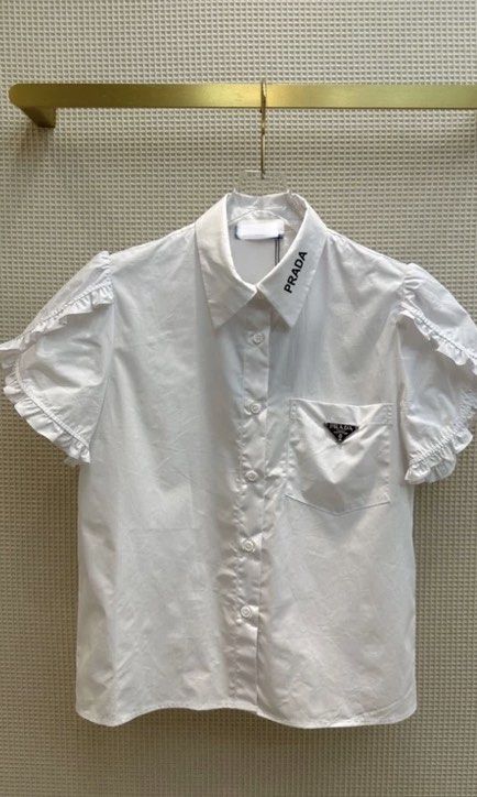 Prada poppline white ruffled elegant polo preorder (Category: Luxury Apparel) located in Angeles City. Submitted by luxury_district.korea (Listing ID 1254259282, Image 1). Description: Xs-xxl.