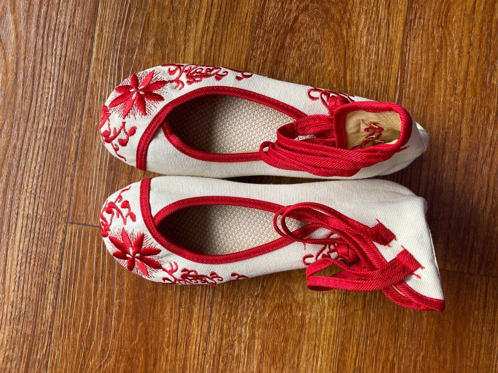 Red outlet embroidered shoes