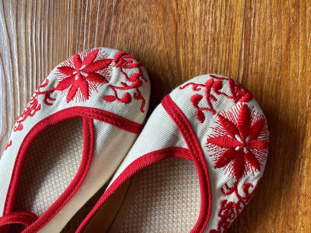 Red discount cloth shoes