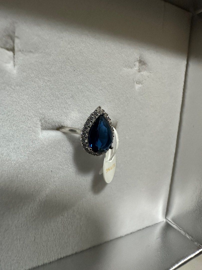 Kay top teardrop ring