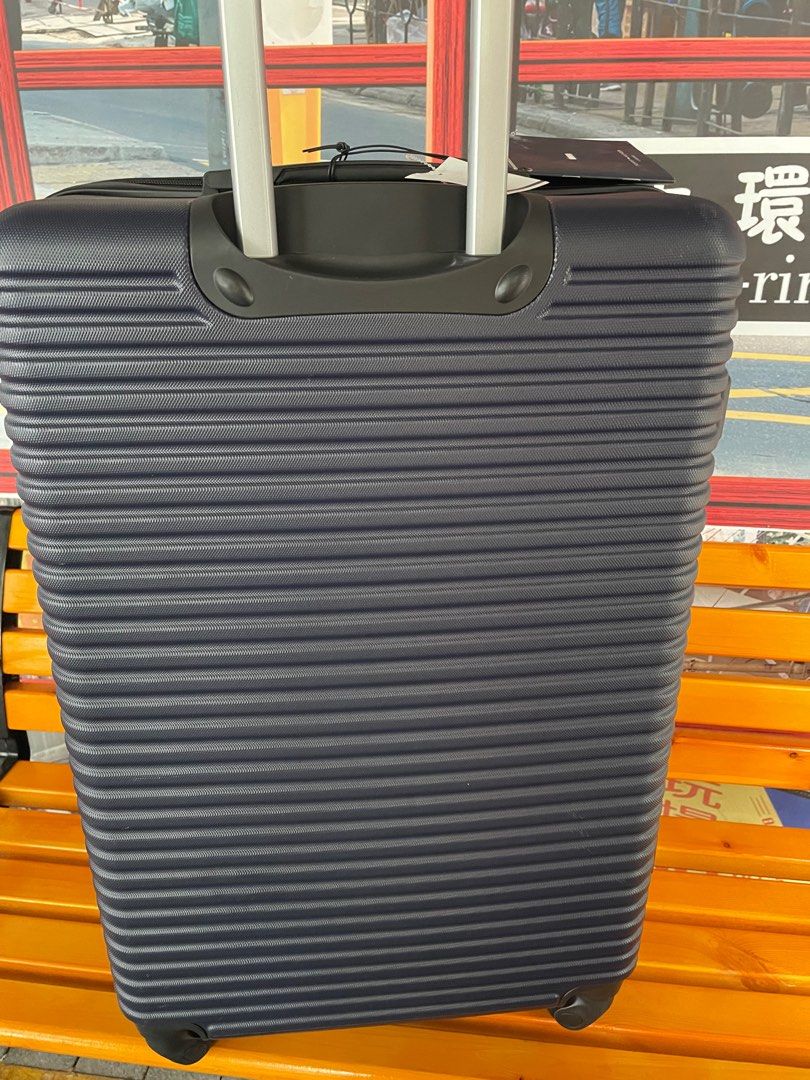 Tommy hilfiger 28 clearance inch luggage