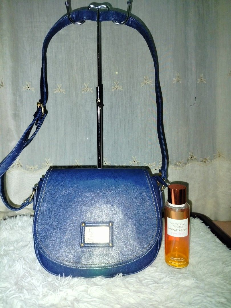 Super Sale Vincis Bench sling bag last price posted Women s Fashion Bags Wallets Cross body Bags on Carousell