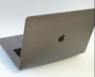 15" MacBook Pro Touchbar (2017) i7 Space Grey + New Battery