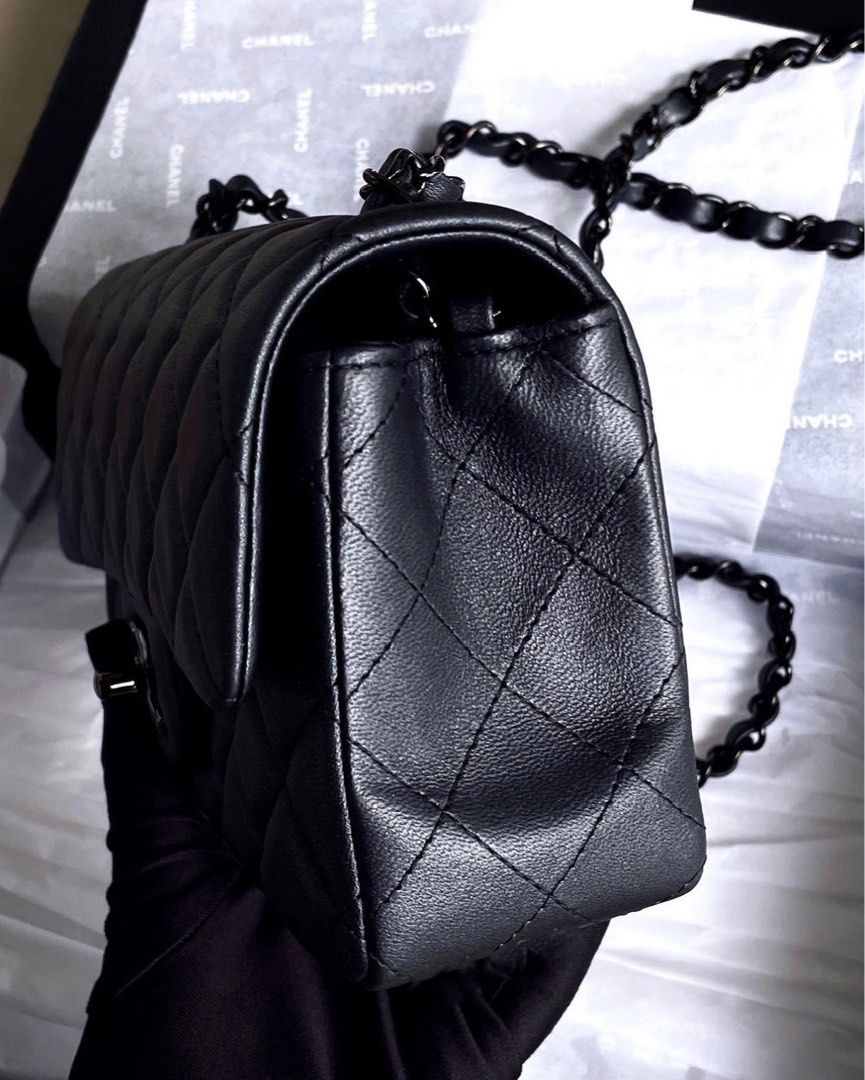 chanel medium so black bag