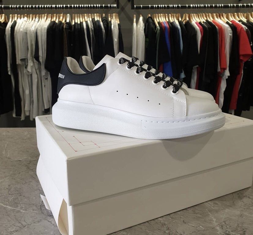 Alexander mcqueen sneakers in store outlet