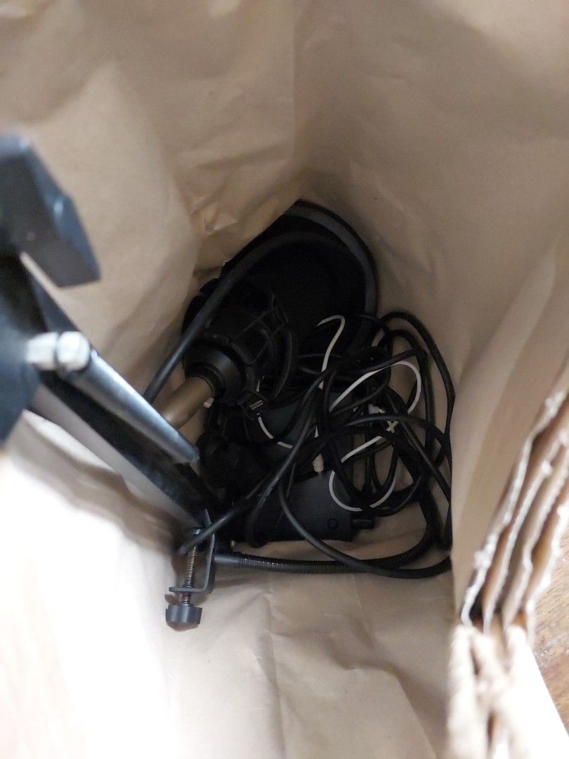 BM800 mic condenser with soundcard (Category: Microphones) located in Quezon City. Submitted by garagesaleonline (Listing ID 1254274397, Image 2). Description: untested. buy at your own risk pero gumagana pa last time na ginamit ko. baka need lang magpalit ng usb wire. complete lahat sa pics except sa white wires. pero di ko naman din kasi talaga natanggap yun HAHAHA rfs: no time for recording and nakatambak na lang.
