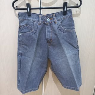 Celana jeans pendek