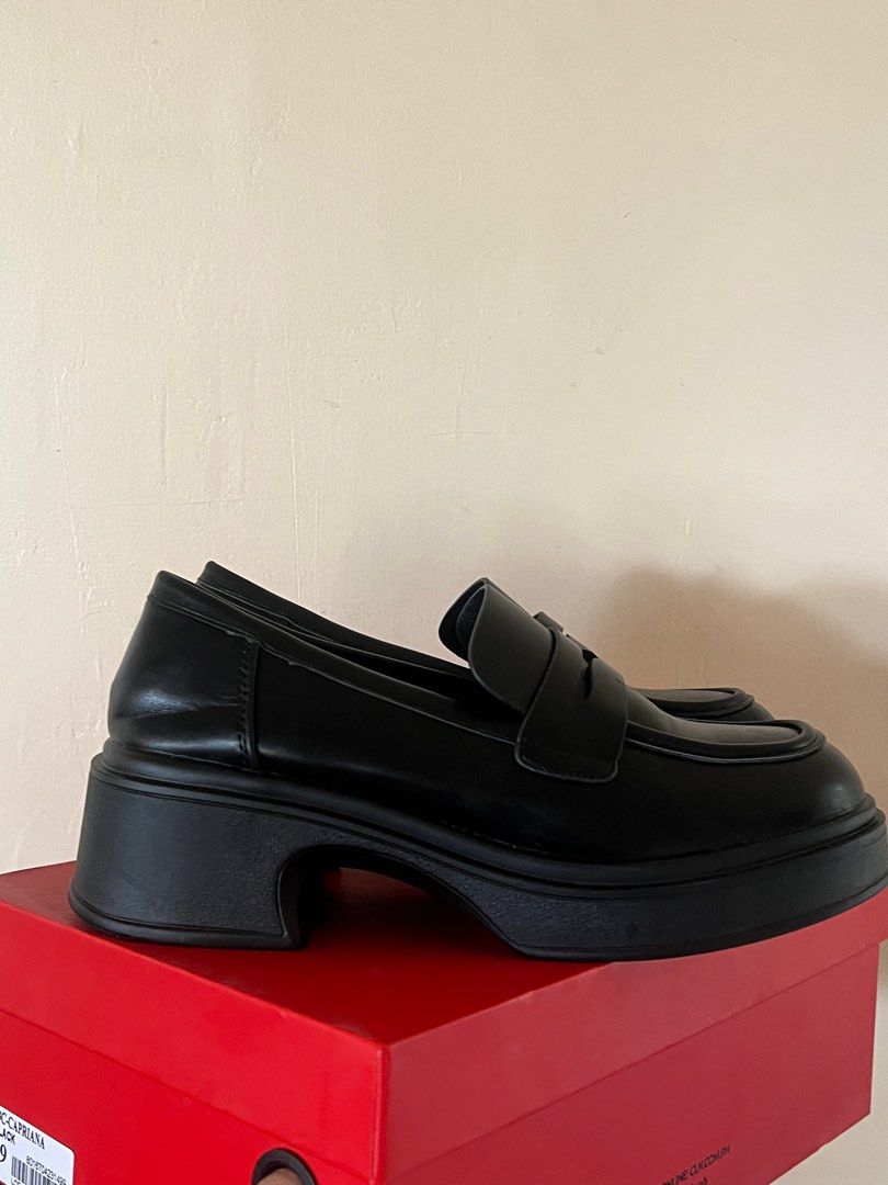CLN Loafers | Capriana | 24.5" (Category: Loafers) located in Subic. Submitted by ri.declutter24 (Listing ID 1254269118, Image 1). Description: USED TWICE ONLY!! Super good condition. shows 39" (24.5") but only fits for 37" - 38" only. RFS : I want to buy a new one with bigger size. Lalamove/Grab.