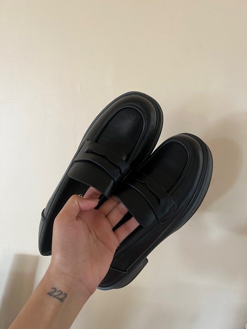 CLN Loafers | Capriana | 24.5" (Category: Loafers) located in Subic. Submitted by ri.declutter24 (Listing ID 1254269118, Image 3). Description: USED TWICE ONLY!! Super good condition. shows 39" (24.5") but only fits for 37" - 38" only. RFS : I want to buy a new one with bigger size. Lalamove/Grab.