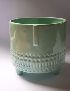 Footed ceramic cachepot