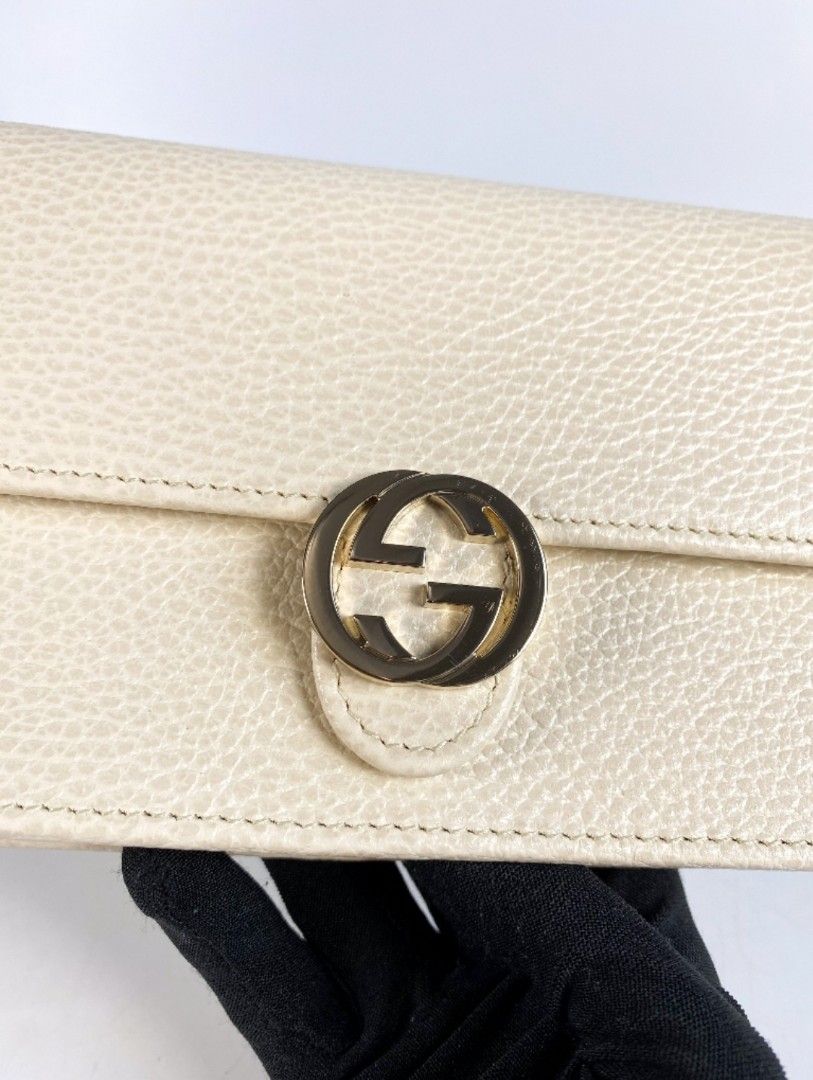 White gucci wallet on discount chain