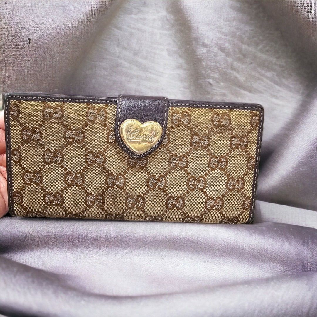 Gucci Wallet (Category: Luxury Bags & Wallets) located in Manila. Submitted by everythingnice8888 (Listing ID 1254445741, Image 2). Description: Gucci Wallet lightly used no to paypal payments free shipping nationwide #2024declutter.
