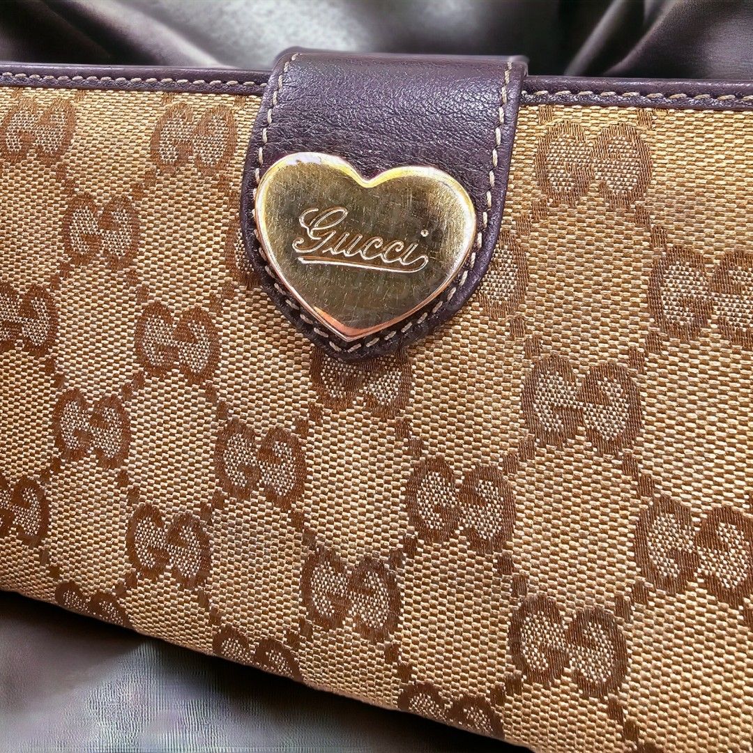 Gucci Wallet (Category: Luxury Bags & Wallets) located in Manila. Submitted by everythingnice8888 (Listing ID 1254445741, Image 1). Description: Gucci Wallet lightly used no to paypal payments free shipping nationwide #2024declutter.