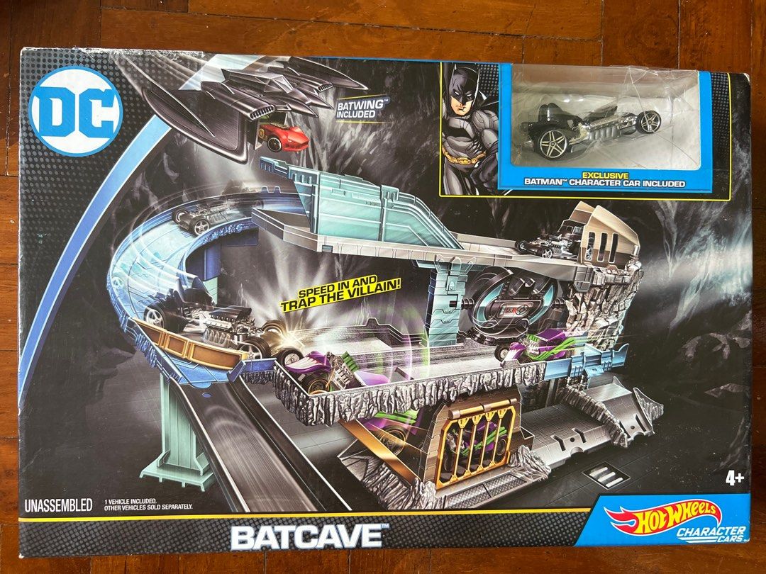 Hot Wheels DC Comics Batman Batcave Track Playset 