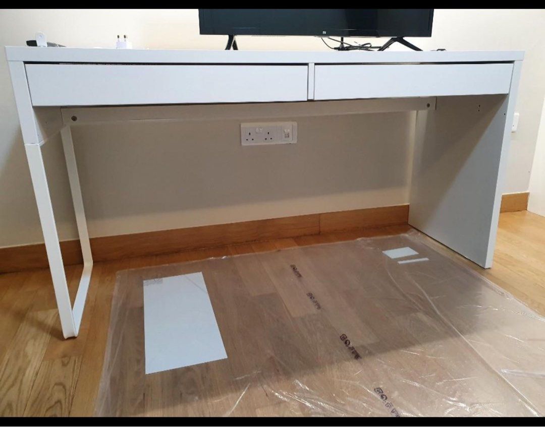 IKEA MICKE TABLE 142X50