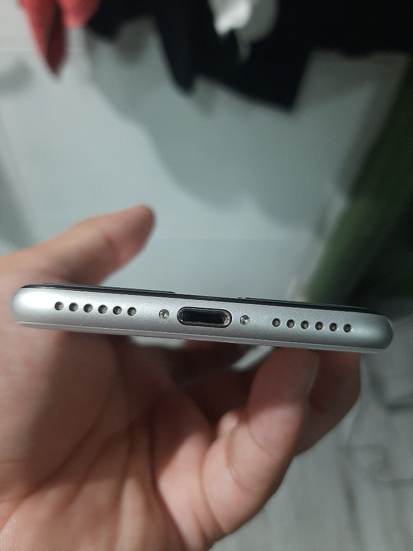 iPhone SE 2nd gen (2020) (Category: iPhone SE Series) located in Quezon City. Submitted by deadshotdrazen (Listing ID 1254303259, Image 3). Description: Selling my Sister's Phone. Can also be swapped to iPhone 8 plus 64gb with add cash RFS: need additional funds Iphone SE 2nd gen 128gb 83% batt health Globelocked Local Variant E-sim supported Unit and Charger only Kamuning, Quezon City location.