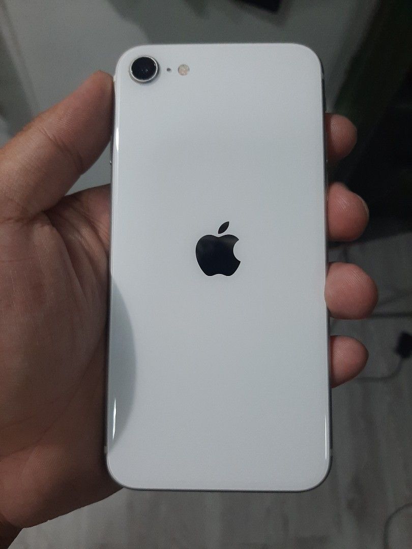 iPhone SE 2nd gen (2020) (Category: iPhone SE Series) located in Quezon City. Submitted by deadshotdrazen (Listing ID 1254303259, Image 1). Description: Selling my Sister's Phone. Can also be swapped to iPhone 8 plus 64gb with add cash RFS: need additional funds Iphone SE 2nd gen 128gb 83% batt health Globelocked Local Variant E-sim supported Unit and Charger only Kamuning, Quezon City location.
