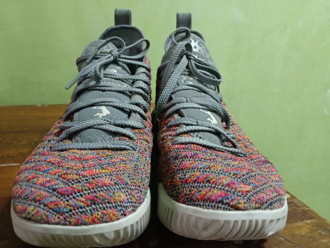 Lebron legit Lebron 16 multicolor Size 9 no box No issue